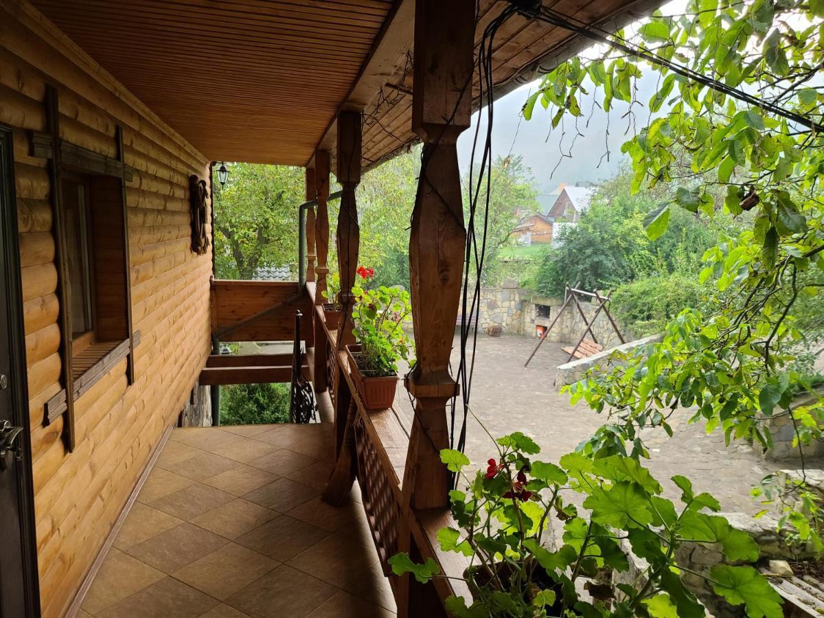 Гуцульська Хата Hotell Jaremtje Exteriör bild