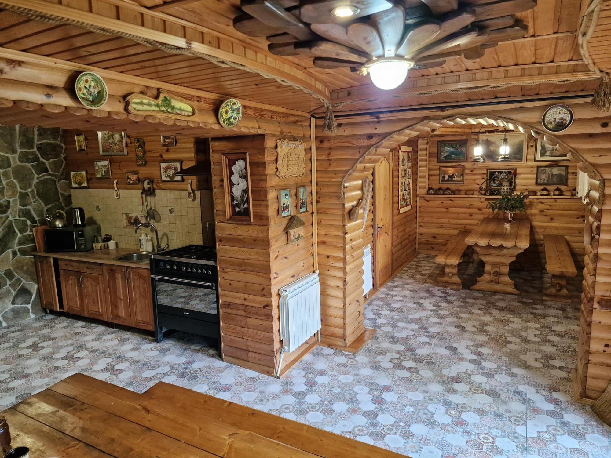 Гуцульська Хата Hotell Jaremtje Exteriör bild