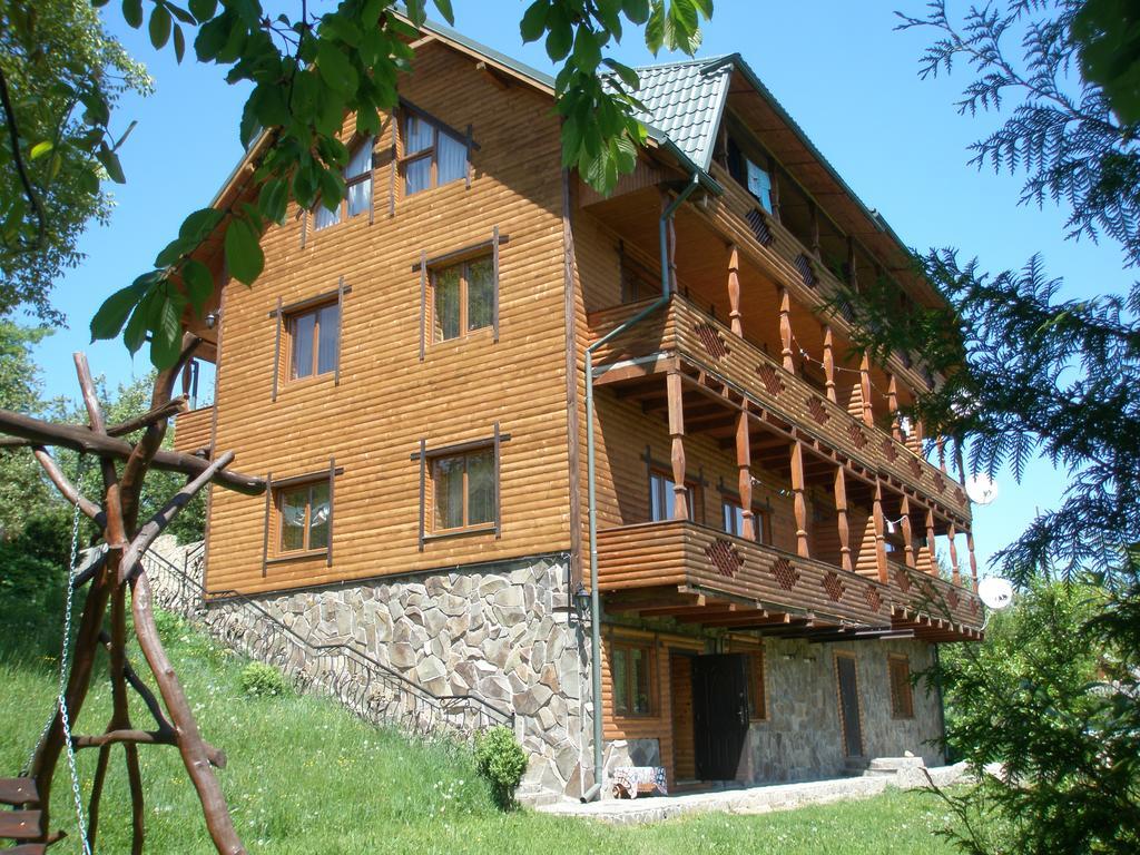 Гуцульська Хата Hotell Jaremtje Exteriör bild